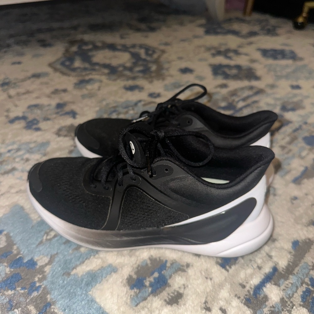 BLACK LULULEMON RUNNING SHOES